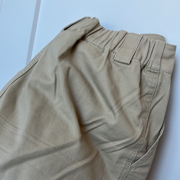 Aritzia TNA Cargo Jogger pants in Olive Beige in Size Large - Picture 3 of 8
